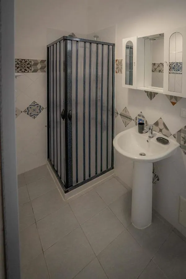B&B Confine Como 0*,