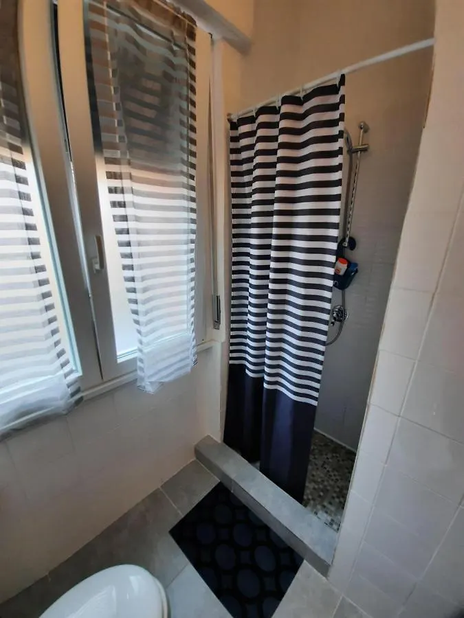 B&B Confine Como 0*,