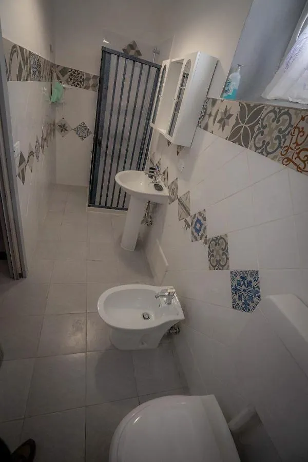 B&B Confine Como 0*,